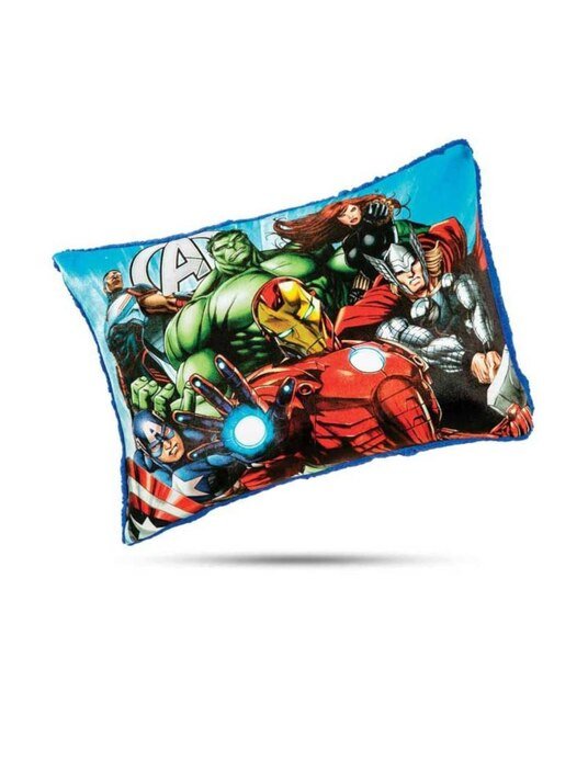 Almohada rectangular azul con estampado ilustrado de héroes en acción, ribete a juego, ambiente infantil