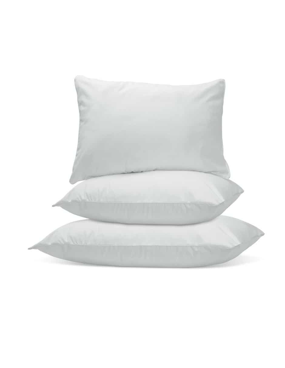 Tres almohadas blancas apiladas de tacto suave sobre fondo neutro, estilo minimalista