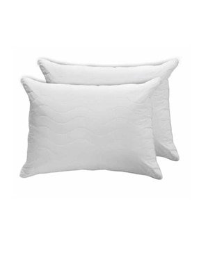 Almohadas blancas apiladas mostrando relieve ondulante y volumen mullido